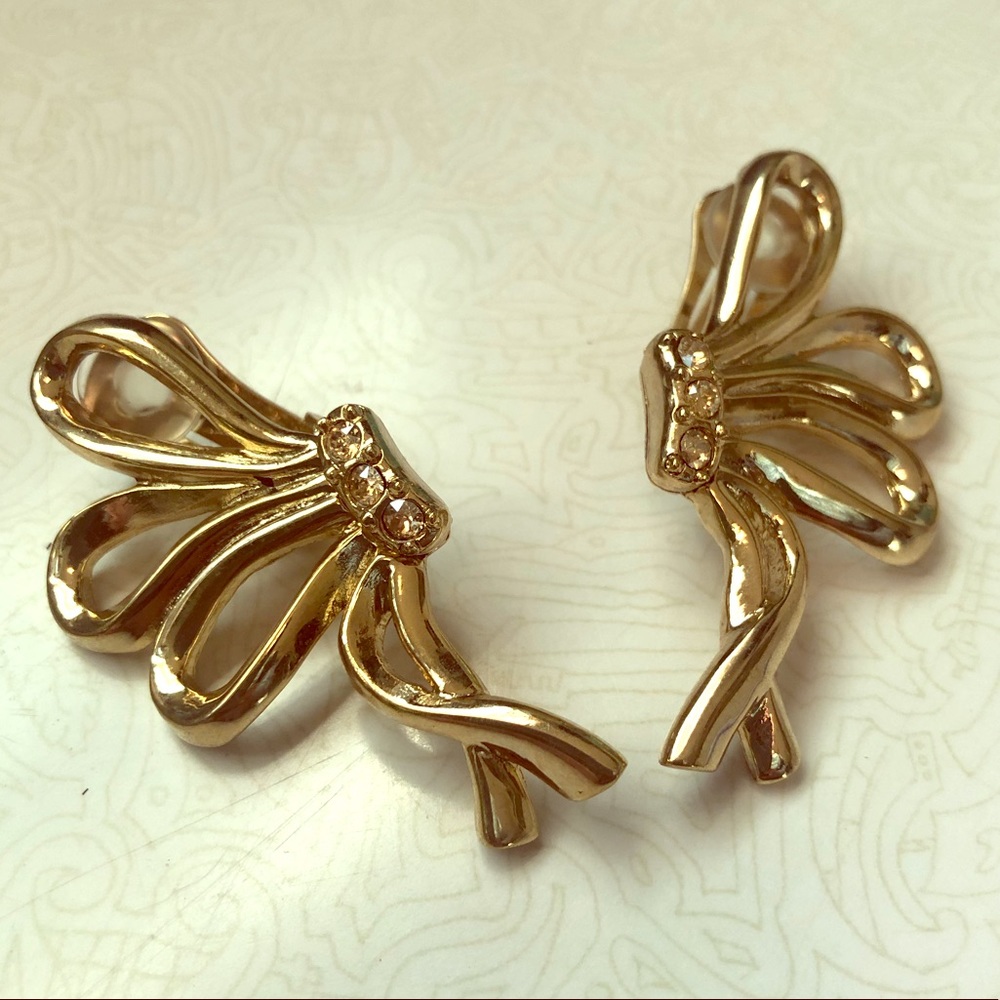 Oscar De La Renta clip earrings
